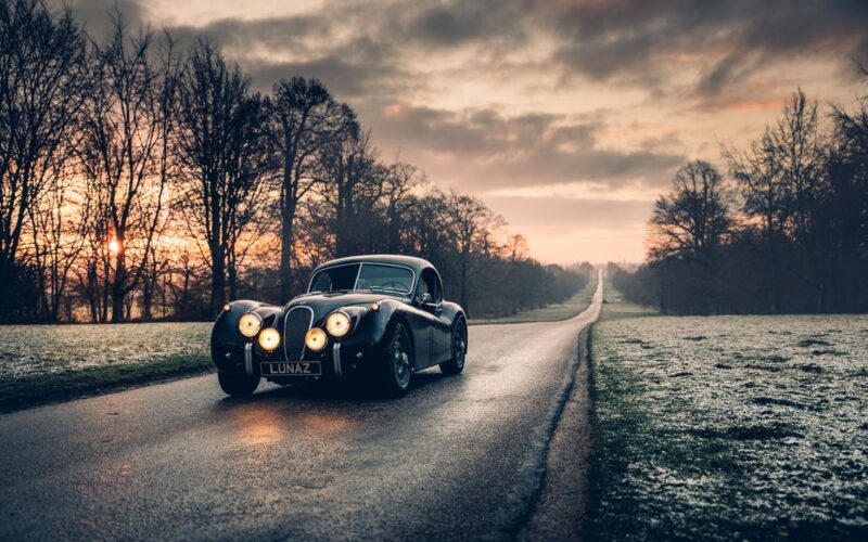 David Beckham a făcut cadou de nuntă fiului său un Jaguar XK140 electric
