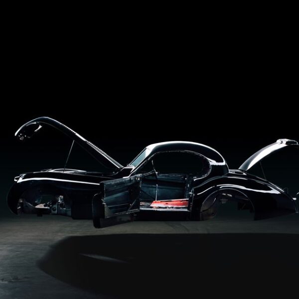 David Beckham a făcut cadou de nuntă fiului său un Jaguar XK140 electric