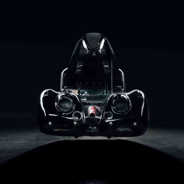 David Beckham a făcut cadou de nuntă fiului său un Jaguar XK140 electric