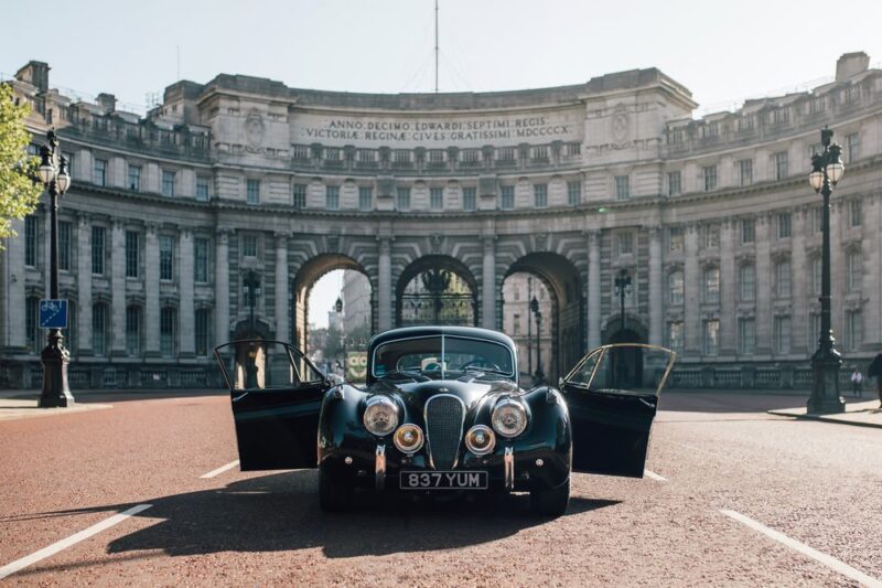 David Beckham a făcut cadou de nuntă fiului său un Jaguar XK140 electric