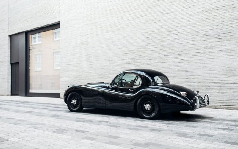 David Beckham a făcut cadou de nuntă fiului său un Jaguar XK140 electric